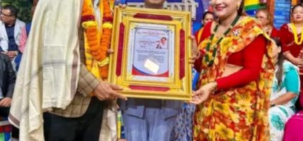 ईन्द्रेणी स्रष्टा सम्मानबाट सम्मानित भए गायक विष्णु खत्री