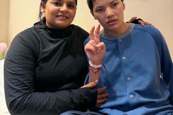 जापानमा उपचाररत विष्णुलाई भेट्न पुगिन् गायिका सीता, उपचारका लागि गरिन् सहयोग