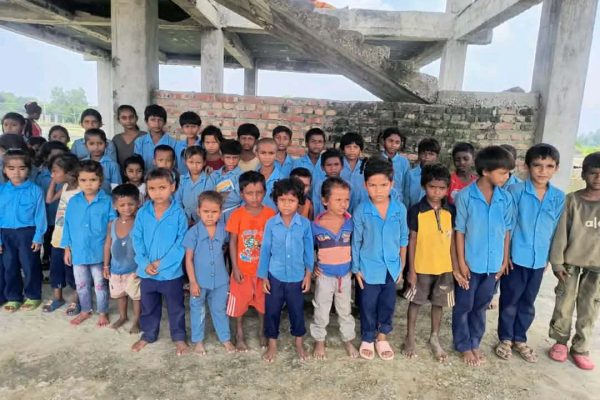 दसैँमा दलित बालबालिकाको मुहारमा खुसी, रिता परियारको ‘३११ अभियान’बाट सहयोग