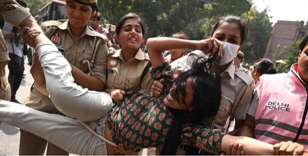 पूर्व मुख्यमन्त्री अरविन्द केजरीवाल र ममता बेनर्जी प्रहरी नियन्त्रणमा,दिल्लीमा प्रदर्शन उग्र बन्दै पूर्व मुख्यमन्त्री अरविन्द केजरीवाल र ममता बेनर्जी प्रहरी नियन्त्रणमा,दिल्लीमा प्रदर्शन उग्र बन्दै